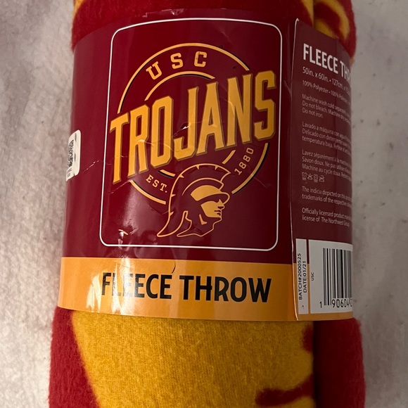 Authentic USC TROJAN Fleece Throw 50in x 60in - Picture 3 of 3